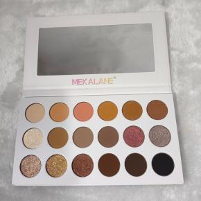 Bestselling 18-color eyeshadow palette with personal label, matte and shimmer shades, with mirror