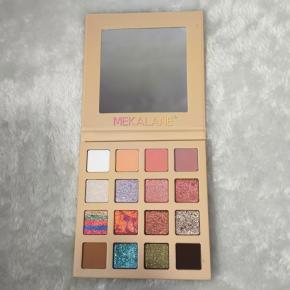 Professional high-pigment 16-color eyeshadow palette with matte and multi-chrome finishes and beautiful textures.